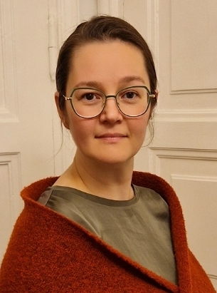Anna katsoo kameraan silmälasit kasvoillaan